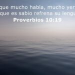 Proverbios 10:19: Sabiduría en el silencio y el poder de las palabras